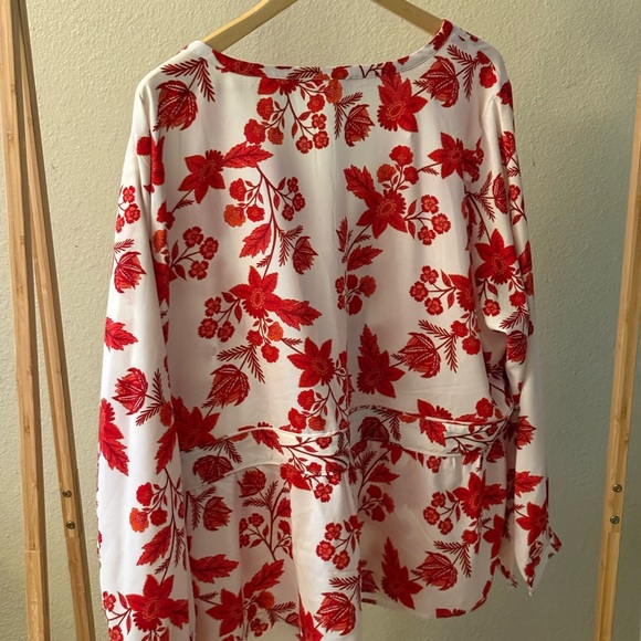 LOFT Plus red and white floral blouse in size 24. - Picture 2 of 5
